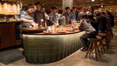 Cửa hàng Starbucks lớn nhất thế giới hay quán cà phê đầy ảo vọng - Ảnh 6. Cửa hàng Starbucks lớn nhất thế giới hay quán cà phê đầy ảo vọng - Ảnh 6.