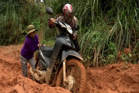 Dân khốn khổ vì đường độc đạo thua ruộng cày - Ảnh 1. Dân khốn khổ vì đường độc đạo thua ruộng cày - Ảnh 1.