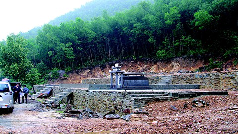 Đầu nậu san núi phân lô đất huyệt mộ, chủ tịch xã không biết? - Ảnh 2. Đầu nậu san núi phân lô đất huyệt mộ, chủ tịch xã không biết? - Ảnh 2.