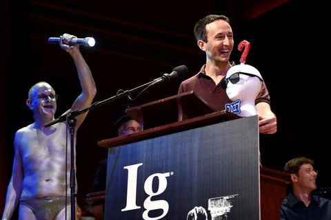 Ig Nobel 2017: chữa chứng ngưng thở khi ngủ bằng… kèn thổ dân - Ảnh 2. Ig Nobel 2017: chữa chứng ngưng thở khi ngủ bằng… kèn thổ dân - Ảnh 2.