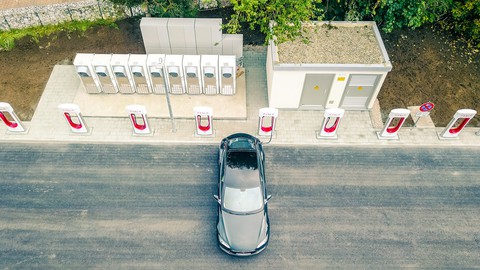 2,7 nghìn tỉ USD để phủ sóng đủ trạm sạc cho xe điện trên toàn cầu - Ảnh 1. 2,7 nghìn tỉ USD để phủ sóng đủ trạm sạc cho xe điện trên toàn cầu - Ảnh 1.