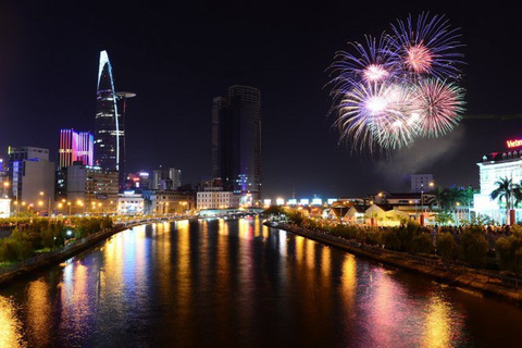 TP.HCM bắn pháo hoa 4 điểm mừng năm mới 2018 - Ảnh 1. TP.HCM bắn pháo hoa 4 điểm mừng năm mới 2018 - Ảnh 1.