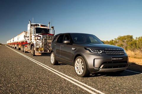 Land Rover Discovery thể hiện sức mạnh, kéo siêu xe tải 121 tấn! - Ảnh 3. Land Rover Discovery thể hiện sức mạnh, kéo siêu xe tải 121 tấn! - Ảnh 3.