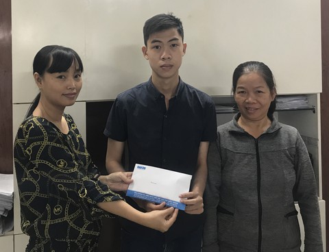 Trao 35,5 triệu cho chàng tân sinh viên hiếu thảo - Ảnh 1. Trao 35,5 triệu cho chàng tân sinh viên hiếu thảo - Ảnh 1.