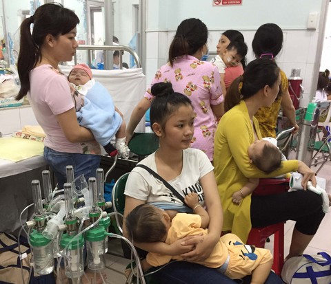 Trẻ bệnh hô hấp nhập viện tăng nhanh - Ảnh 3. Trẻ bệnh hô hấp nhập viện tăng nhanh - Ảnh 3.