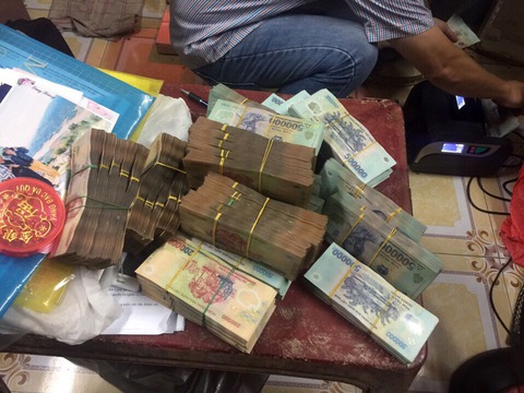 TP.HCM triệt phá tổ chức cờ bạc, thu giữ gần 10 tỉ đồng - Ảnh 1. TP.HCM triệt phá tổ chức cờ bạc, thu giữ gần 10 tỉ đồng - Ảnh 1.