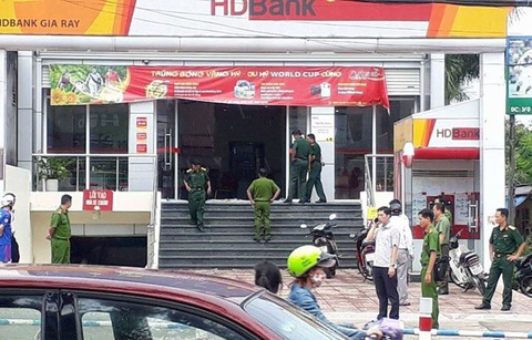 Nhóm cướp dùng trái nổ tự tạo cướp ngân hàng HD Bank - Ảnh 1. Nhóm cướp dùng trái nổ tự tạo cướp ngân hàng HD Bank - Ảnh 1.