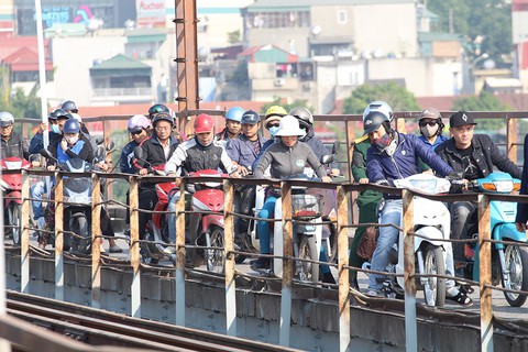 Trục vớt, đưa bom ra khỏi chân cầu Long Biên - Ảnh 9. Trục vớt, đưa bom ra khỏi chân cầu Long Biên - Ảnh 9.