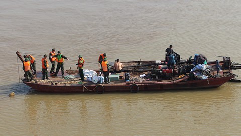 Trục vớt, đưa bom ra khỏi chân cầu Long Biên - Ảnh 12. Trục vớt, đưa bom ra khỏi chân cầu Long Biên - Ảnh 12.