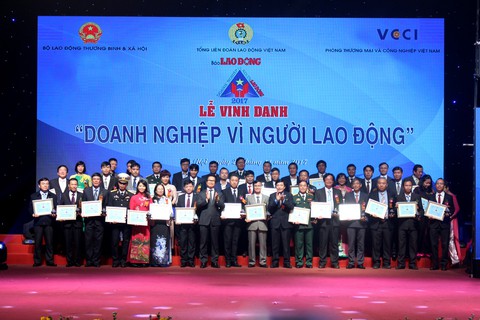 Vinh danh 74 doanh nghiệp vì người lao động năm 2017 - Ảnh 3. Vinh danh 74 doanh nghiệp vì người lao động năm 2017 - Ảnh 3.