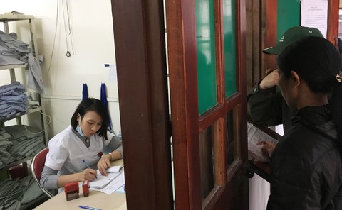 Bệnh viện thu tiền quần áo người nhà bệnh nhân trái quy định - Ảnh 1. Bệnh viện thu tiền quần áo người nhà bệnh nhân trái quy định - Ảnh 1.