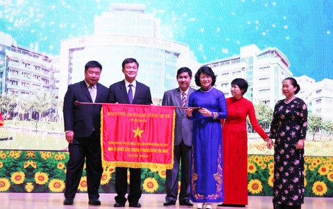 Trường đại học phải tạo điều kiện cho giảng viên sống được với nghề - Ảnh 1. Trường đại học phải tạo điều kiện cho giảng viên sống được với nghề - Ảnh 1.