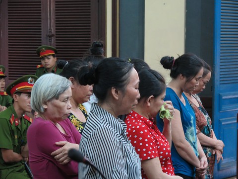 Nhóm nhặt ve chai trộm vải ở sân bay Tân Sơn Nhất lãnh án - Ảnh 1. Nhóm nhặt ve chai trộm vải ở sân bay Tân Sơn Nhất lãnh án - Ảnh 1.
