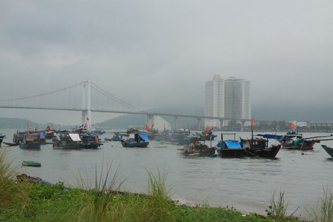 Đà Nẵng cấm biển, cấm tàu thuyền đi lại trên sông Hàn - Ảnh 1. Đà Nẵng cấm biển, cấm tàu thuyền đi lại trên sông Hàn - Ảnh 1.