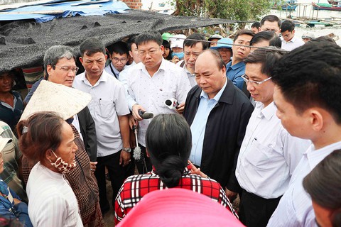 Thủ tướng kiểm tra việc khắc phục hậu quả bão số 12 - Ảnh 2. Thủ tướng kiểm tra việc khắc phục hậu quả bão số 12 - Ảnh 2.