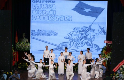 Quan tâm giảng viên trẻ, phát triển các ngành khoa học cơ bản - Ảnh 2. Quan tâm giảng viên trẻ, phát triển các ngành khoa học cơ bản - Ảnh 2.