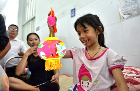 Trung Thu đầy tiếng cười của bệnh nhi ung thư - Ảnh 4. Trung Thu đầy tiếng cười của bệnh nhi ung thư - Ảnh 4.