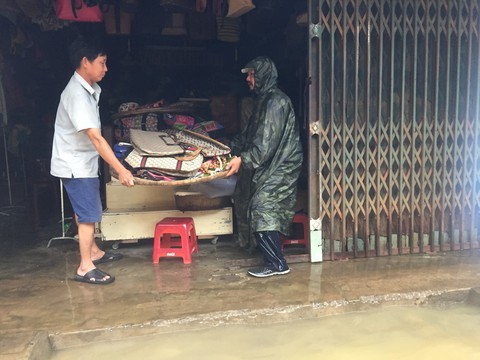 Du khách và người dân cuống cuồng chạy lũ ở Hội An - Ảnh 15. Du khách và người dân cuống cuồng chạy lũ ở Hội An - Ảnh 15.