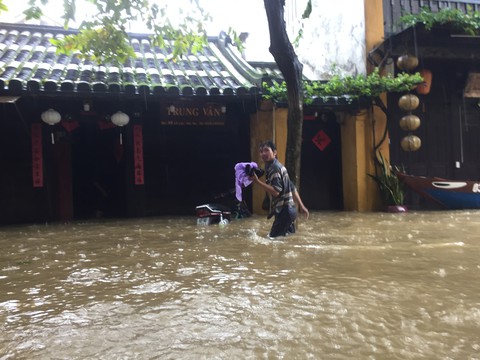 Du khách và người dân cuống cuồng chạy lũ ở Hội An - Ảnh 7. Du khách và người dân cuống cuồng chạy lũ ở Hội An - Ảnh 7.