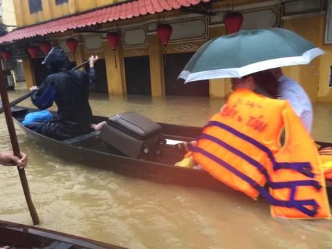 Du khách và người dân cuống cuồng chạy lũ ở Hội An - Ảnh 10. Du khách và người dân cuống cuồng chạy lũ ở Hội An - Ảnh 10.