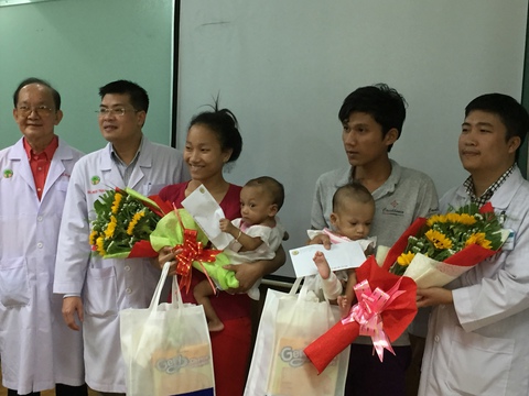 Ca song sinh dính nhau vùng cụt sắp được xuất viện - Ảnh 1. Ca song sinh dính nhau vùng cụt sắp được xuất viện - Ảnh 1.