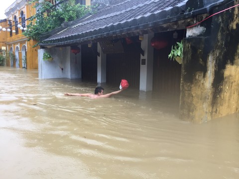 Du khách và người dân cuống cuồng chạy lũ ở Hội An - Ảnh 13. Du khách và người dân cuống cuồng chạy lũ ở Hội An - Ảnh 13.