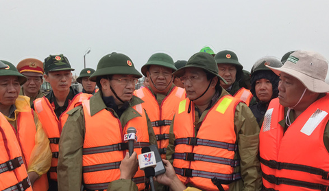 Phó thủ tướng yêu cầu ưu tiên bảo vệ tính mạng người dân - Ảnh 1. Phó thủ tướng yêu cầu ưu tiên bảo vệ tính mạng người dân - Ảnh 1.