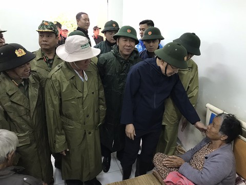 Phó thủ tướng yêu cầu ưu tiên bảo vệ tính mạng người dân - Ảnh 2. Phó thủ tướng yêu cầu ưu tiên bảo vệ tính mạng người dân - Ảnh 2.