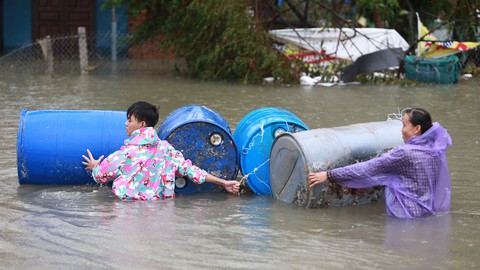 Người già, trẻ nhỏ làm sao để tránh bệnh sau lũ - Ảnh 1. Người già, trẻ nhỏ làm sao để tránh bệnh sau lũ - Ảnh 1.
