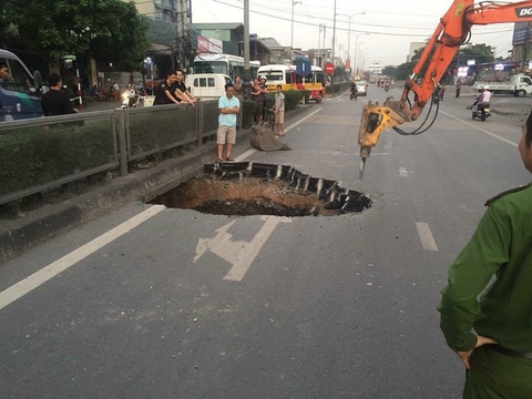 Hố tử thần xuất hiện giữa quốc lộ 18 tại Quảng Ninh - Ảnh 1. Hố tử thần xuất hiện giữa quốc lộ 18 tại Quảng Ninh - Ảnh 1.