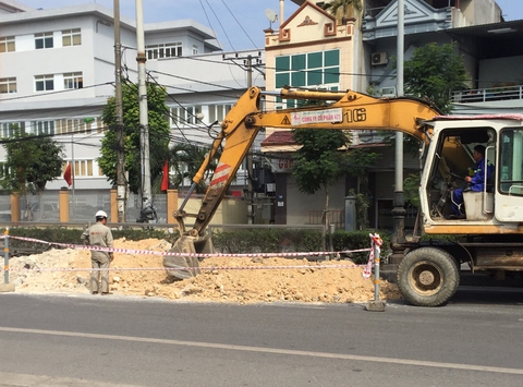 Hố tử thần xuất hiện giữa quốc lộ 18 tại Quảng Ninh - Ảnh 3. Hố tử thần xuất hiện giữa quốc lộ 18 tại Quảng Ninh - Ảnh 3.