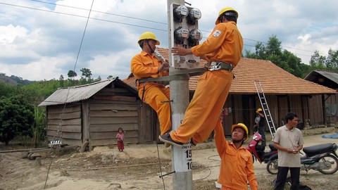 Giá điện tăng vì gánh quá nhiều thứ - Ảnh 1. Giá điện tăng vì gánh quá nhiều thứ - Ảnh 1.