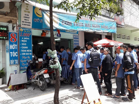 Sinh viên ăn cơm 2.000 đồng và câu chuyện nhận - cho - Ảnh 1. Sinh viên ăn cơm 2.000 đồng và câu chuyện nhận - cho - Ảnh 1.