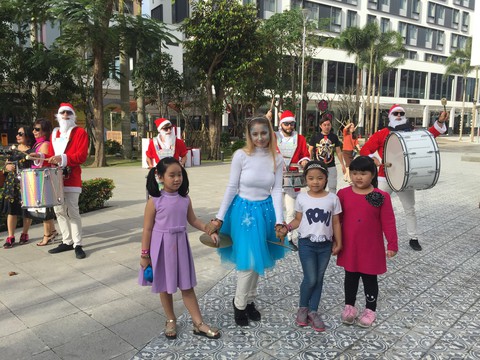 Cây thông cao nhất Việt Nam bừng sáng dịp Noel - Ảnh 3. Cây thông cao nhất Việt Nam bừng sáng dịp Noel - Ảnh 3.