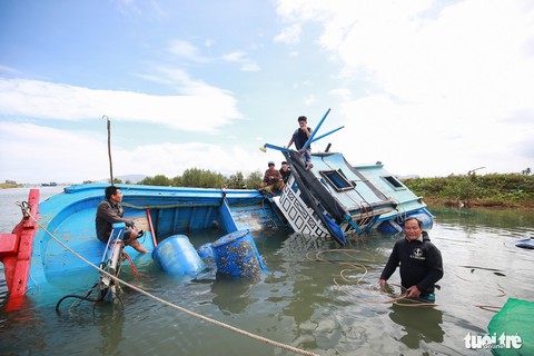 Bè tan thuyền nát, ngư dân ôm nợ - Ảnh 8. Bè tan thuyền nát, ngư dân ôm nợ - Ảnh 8.