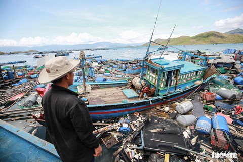 Bè tan thuyền nát, ngư dân ôm nợ - Ảnh 1. Bè tan thuyền nát, ngư dân ôm nợ - Ảnh 1.