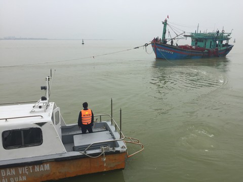 Cứu 16 ngư dân Bình Định trên tàu cá gặp nạn - Ảnh 1. Cứu 16 ngư dân Bình Định trên tàu cá gặp nạn - Ảnh 1.