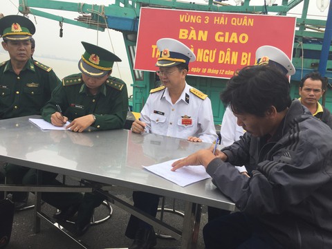 Cứu 16 ngư dân Bình Định trên tàu cá gặp nạn - Ảnh 2. Cứu 16 ngư dân Bình Định trên tàu cá gặp nạn - Ảnh 2.