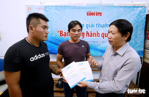 Trao giải “Bạn đồng hành quanh tôi” cho hai người cứu ngư dân - Ảnh 1. Trao giải “Bạn đồng hành quanh tôi” cho hai người cứu ngư dân - Ảnh 1.