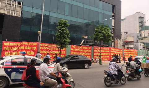 Cư dân cao ốc 8B Lê Trực lại tiếp tục đòi nhà - Ảnh 1. Cư dân cao ốc 8B Lê Trực lại tiếp tục đòi nhà - Ảnh 1.
