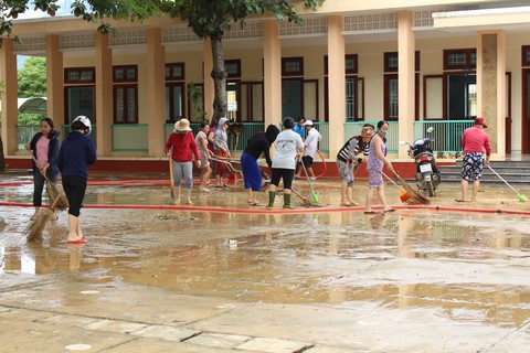 Nước rút dần tại rốn lũ Đại Lộc, người dân hì hục dọn bùn - Ảnh 6. Nước rút dần tại rốn lũ Đại Lộc, người dân hì hục dọn bùn - Ảnh 6.