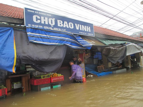 Huế xuất hiện lũ lớn trên sông Bồ - Ảnh 2. Huế xuất hiện lũ lớn trên sông Bồ - Ảnh 2.