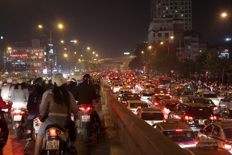Kẹt cứng người dân Hà Nội đổ về khu vui chơi trong đêm Giáng sinh - Ảnh 3. Kẹt cứng người dân Hà Nội đổ về khu vui chơi trong đêm Giáng sinh - Ảnh 3.