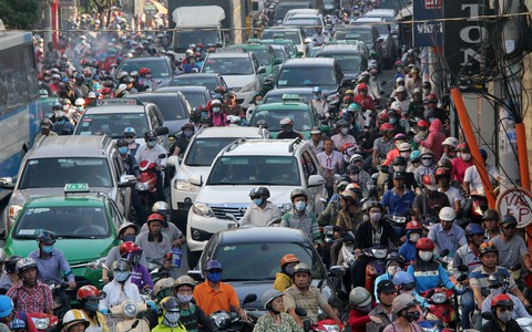 TP.HCM kết hợp làm lệch ca, học lệch giờ để giảm kẹt xe - Ảnh 1. TP.HCM kết hợp làm lệch ca, học lệch giờ để giảm kẹt xe - Ảnh 1.