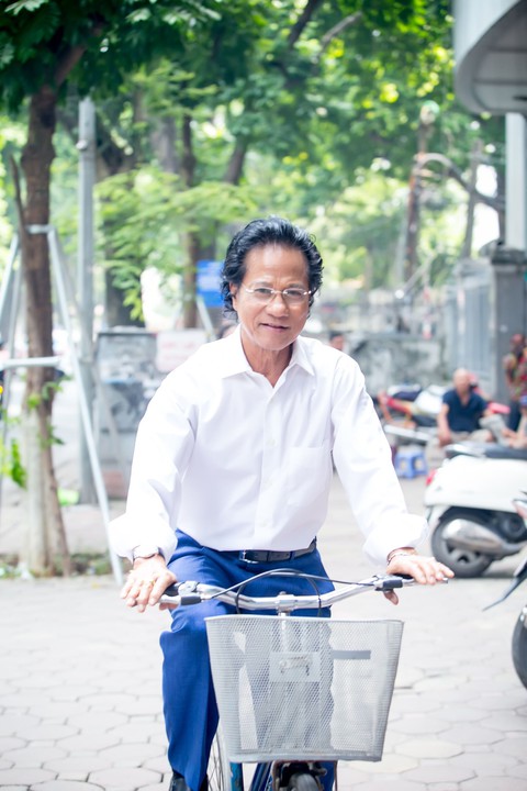 Xem ảnh Chế Linh đạp xe, uống trà vỉa hè trong tiết thu Hà Nội - Ảnh 5. Xem ảnh Chế Linh đạp xe, uống trà vỉa hè trong tiết thu Hà Nội - Ảnh 5.