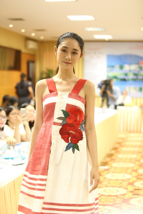 Nhiều người nhìn lụa Việt Nam là thằng bán tơ trong Truyện Kiều - Ảnh 1. Nhiều người nhìn lụa Việt Nam là thằng bán tơ trong Truyện Kiều - Ảnh 1.