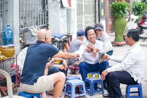 Xem ảnh Chế Linh đạp xe, uống trà vỉa hè trong tiết thu Hà Nội - Ảnh 8. Xem ảnh Chế Linh đạp xe, uống trà vỉa hè trong tiết thu Hà Nội - Ảnh 8.