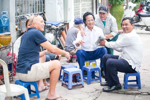 Xem ảnh Chế Linh đạp xe, uống trà vỉa hè trong tiết thu Hà Nội - Ảnh 1. Xem ảnh Chế Linh đạp xe, uống trà vỉa hè trong tiết thu Hà Nội - Ảnh 1.