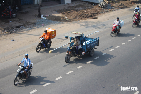 “Hung thần” xe ba gác lại xuất hiện trên phố - Ảnh 8. “Hung thần” xe ba gác lại xuất hiện trên phố - Ảnh 8.