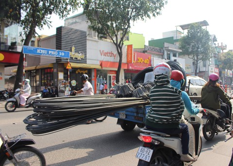 “Hung thần” xe ba gác lại xuất hiện trên phố - Ảnh 5. “Hung thần” xe ba gác lại xuất hiện trên phố - Ảnh 5.